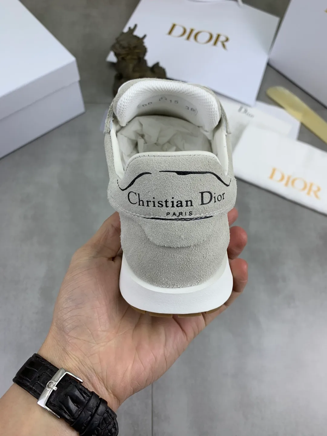 Men's men's shoes P560 new Dior Tech sneakers 2026 early spring series new products, with fashionable details, highlighting retro aesthetics. The light beige anti-suede cow leather upper is spliced ​​with apricot transparent mesh fabric on the side. The upper window edge is adhered with high-frequency flat ironing and back-pressure. It replicates the original craftsmanship, making it beautiful and comfortable without falling off. The interior is made of sheep lining of the same color and is soft and comfortable. The heel and tongue are embellished with the Paris logo. The textured TPU soles with the same color logo. The high-end version is exquisitely packaged with an airplane box, adding to the high-end style. Color: 4️⃣colors available Size: Female 35-41 Male 39-46